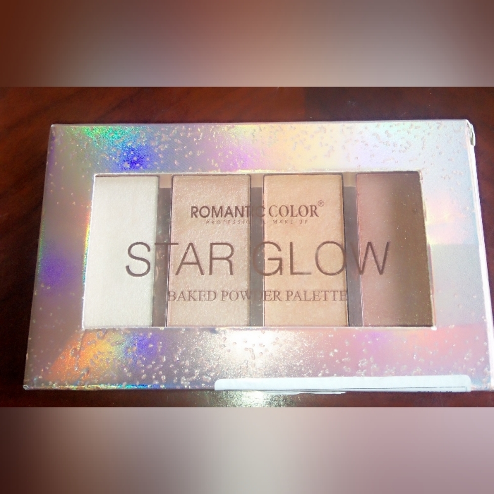 4 Color Highlighter Face Makeup Pallete